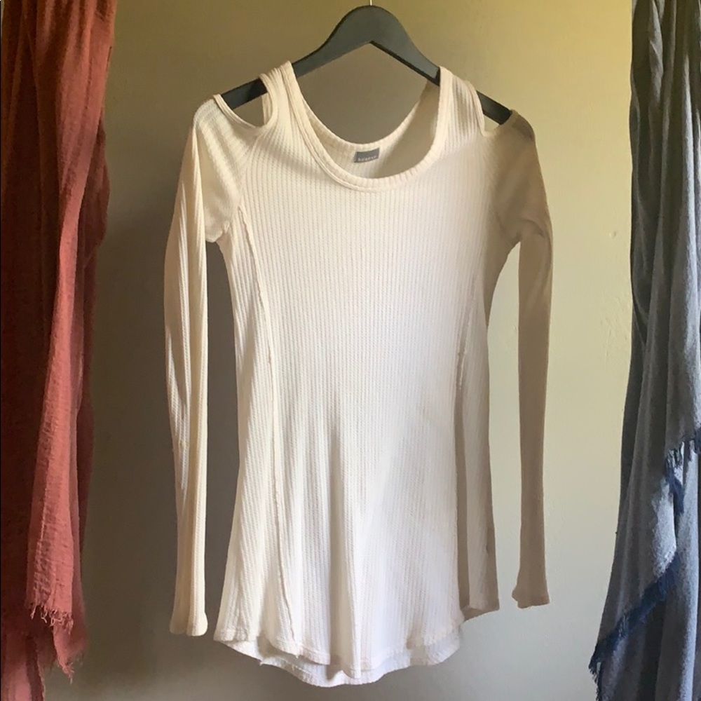 Long sleeve shoulder peek-a-boo top